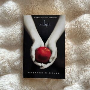 Twilight by Stephenie Meyer Paperback